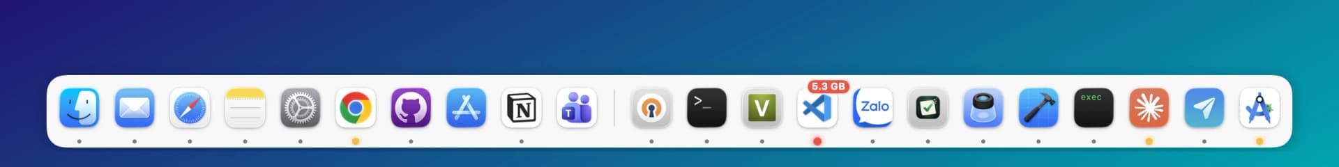 ScreenDocks Dock with 21 apps: a red dot and a 5.3 GB tag on Visual Studio Code, yellow dots under Chrome, Claude and Android Studio, white dots under the rest
